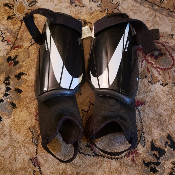 Nike soccer shin pads - size S Youth - Picture 1 of 2